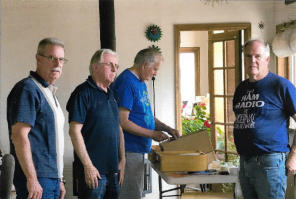 van L naar R; W8MYL, Roy Aiken, K5KG, George Wagner,  N7MJ, Jack Mitchell en N7WY, Bob Rennard.