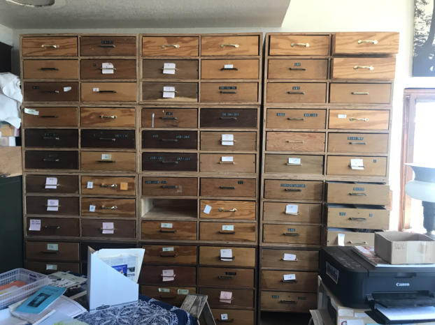 Een flinke ladenkast voor het bewaren van de QSLs voor HZ1AB