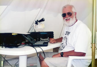 Walt, W7SE operating 3B7RF in de CW tent